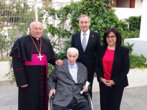 Vicent Serra, Pepita Gutiérrez i el bisbe, Vicente Juan Segura, amb Josep Planells. 