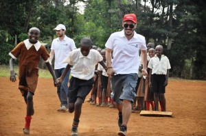 Xicu Colomar corre con dos niños en un ejercicio del proyecto Fill My Value Backpack.