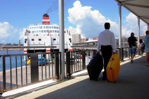 Varios pasajeros embarcan en el puerto de Palma.