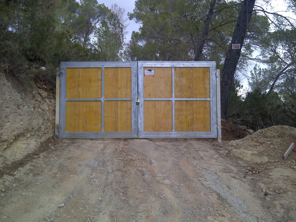 Camí tancat a l'accés al Puig Redó