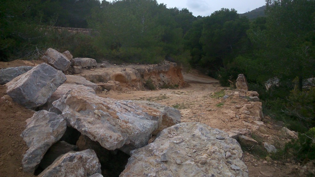 Fotografia remesa des del PSOE-Pacte de Santa Eulària, on apareixen les grans pedres que tanquen el camí.  