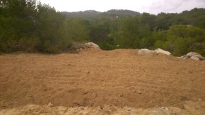 Imatge de l'esplanada reomplerta amb terra. 