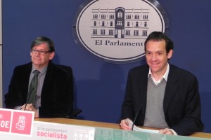 El diputats Vicenç Thomàs i Marc Pons durant la roda de premsa. Foto: PSIB-PSOE.