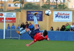 Titi , que ha intentado marcar en este espectacular remate, se estrena como goleador con el Portmany. Foto: Fútbol Pitiuso