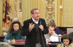 Un moment de la intervenció de Tarrés al ple del Parlament balear. 