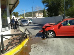 El siniestro ha ralentizado la circulación en el núcleo urbano de Jeús. Foto: Joana Tur