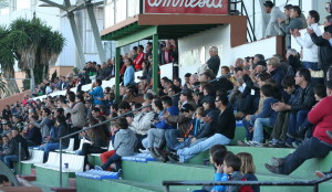 Aspecto de la grada de Santa Eulària instantes antes del final del encuentro