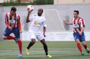 Ayrton pugna por el esférico con dos rivales en un momento del encuentro. Foto: Fútbol Balear