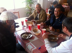 Disfrutando de una comida caliente a la espera de tiempos mejores. Foto: D.V.