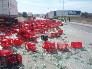 Aspecto de la calle con la carga desparramada sobre el asfalto