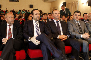 Los presidentes José Ramón Bauzá y Jaume Ferrer siguen los actos en la Sala de Cultura de Sant Francesc. Foto: Mila Garo.