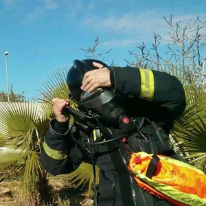 Un bombero se equipa en el exterior del centro antes de actuar. Foto: @bomberseivissa