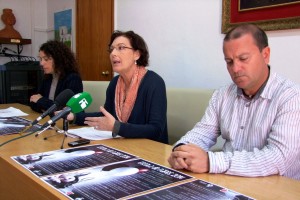 Marilina Bonet, Dolores Fernández i Paco Pérez, durant la presentació de l'Escola de pares i mares 2014.