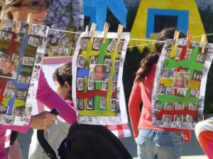 Imagen de la instalación que ha llenado de color el exterior del Colegio Francés de Ibiza