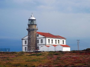 Faro del Cabo Peñas. Foto: Ramón Noriega (Wikipedia).