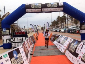 Alejandro Forcades cruza la línea de meta de la Formentera All Round Trail en primera posición. Fotos: Facebook