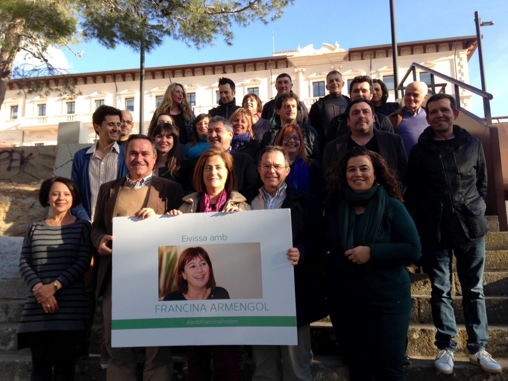 Imatge dels polítics socialistes amb un cartell de suport a Armengol. Foto: Candidatura de Francina Armengol.