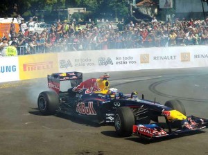 Un monoplaza de Red Bull durante una exhibición por las calles de Buenos Aires.