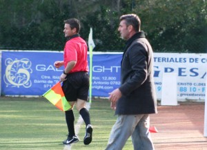 Vicente Román, entrenador del San Rafael, sigue atentamente una jugada de su equipo.