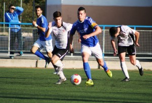 Adrián Ramos conduce el balón durante una acción del partido frente al Llosetense.