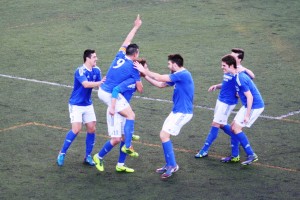 Los jugadores del San Rafael celebran el 2-0 conseguido por Vicent en el minuto 73. Fotos: C. V.