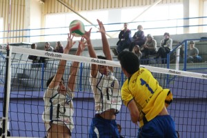 Camilo Corona, jugador del Ushuaïa juvenil, remata ante dos jugadores del Sóller. Fotos: C. V.