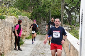 Sabina Corral, a la izquierda con el dorsal 4, poco antes de cruzar la línea de meta.