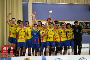 Los jugadores del Ushuaïa Ibiza Vóley celebran el título conquistado en el campeonato de Balears juvenil masculino. Fotos: C. V.