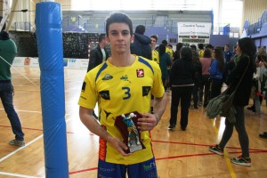 Nacho Alonso posa con el trofeo al mejor jugador del torneo.