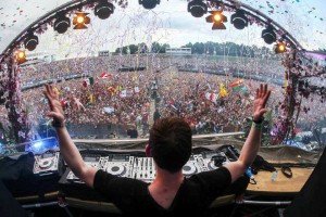 El DJ holandés Hardwell, nuevo DJ residente de Ushuaïa, se da un auténtico baño de masas en una de sus recientes actuaciones.