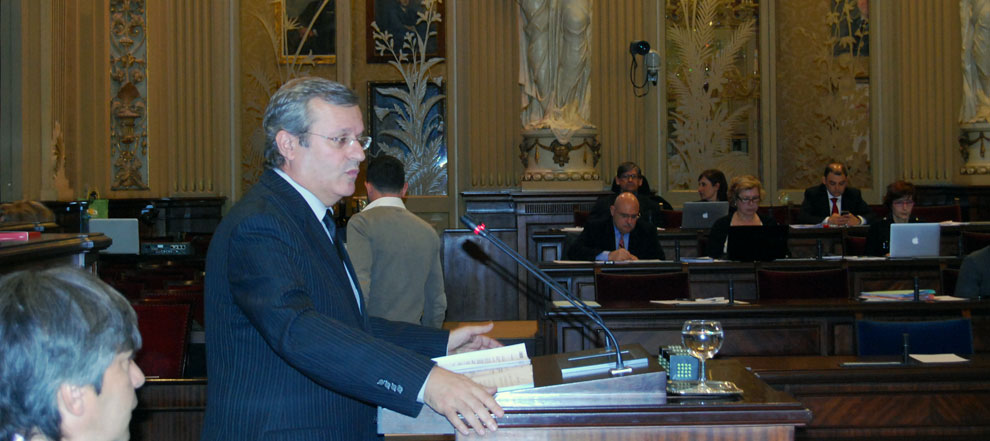 El diputat socialista Joan Boned durant la seva intervenció. Foto: Parlament.