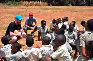 Xicu Colomar y otro voluntario charlan con los niños.