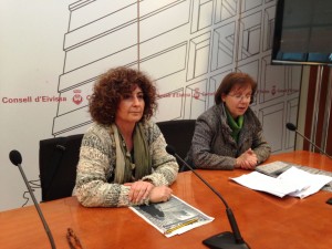 Pepita Costa i Maria Marí, durant la presentació en el Consell de les XIV Jornades de Cultura Popular de les Pitiüses.