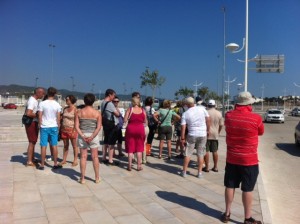 Turistes esperant a l'autobús a una no-parada del dic de Botafoc. Foto: D.V.