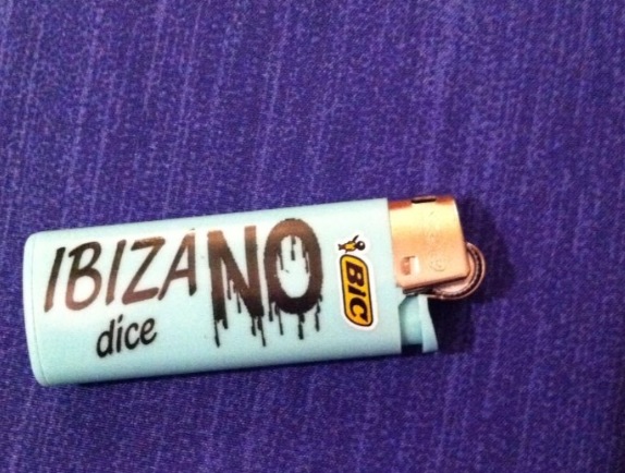 Uno de los mecheros que circulan comercialmente con el eslogan 'Ibiza dice no'.