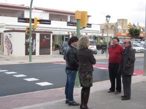 Las autoridades municipales ante uno de los nuevos pasos de cebra. Foto: Ajuntament de Sant Josep.