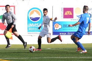 Raúl Gómez se dispone a centrar desde la derecha en un partido de Liga