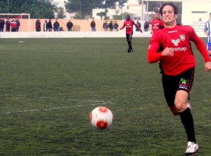 Piquero corre tras el balón en el partido ante el Alcúdia