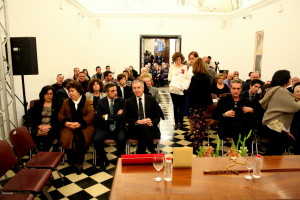 La antigua sala de plenos del ayuntamiento se quedó pequeña para todos los asistentes