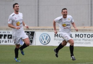 Ramiro celebra el primer gol en el campo del Manacor seguido de Pau Pomar