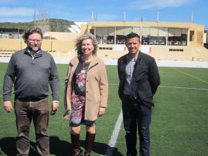 La alcaldesa Neus Marí y los concejales Vicente Torres y Víctor Lozano, en el campo de fútbol de Sant Josep.