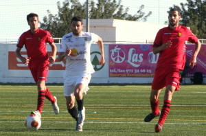 Salinas corre perseguido por dos jugadores del Mallorca B