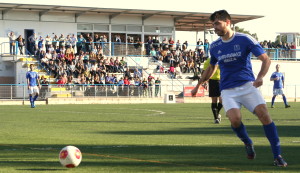 Werner se dispone a centrar en la primera parte del partido