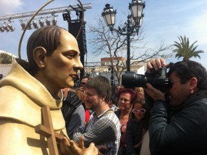 Imatge del pare Palau enfrontada a la d'un turista fotògraf.