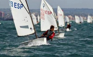 Albert Torres, del RCN Palma, lidera la clasificación en la clase Optimist.