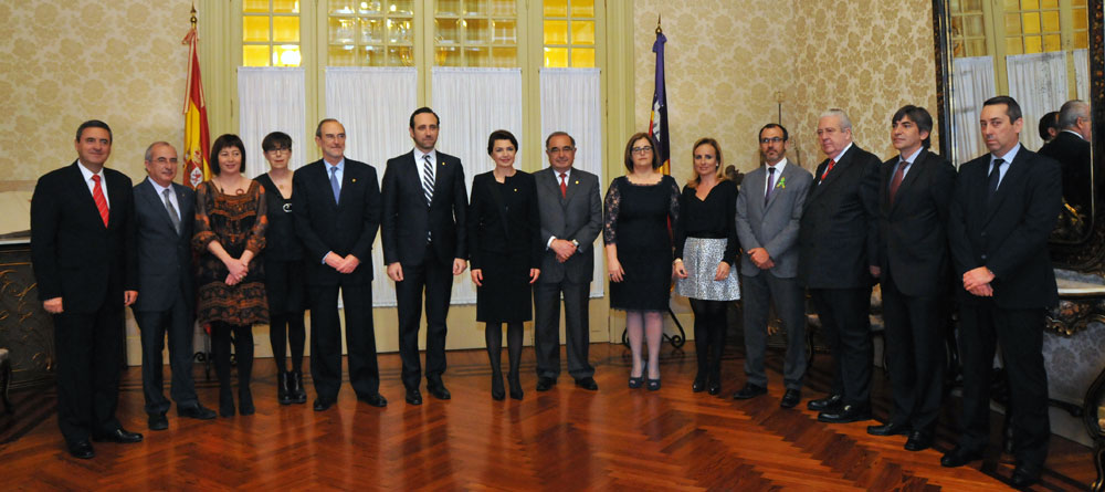 Margalida Durán (al centre) acompanyada de José Ramón Bauzá i d'altres autoritats polítiques durant els actes oficials. Foto: Parlament Balear.