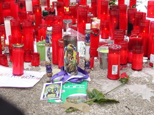 Velas en homenaje a los muertos en el atentado del 11-M. Foto: Manuel Gonzalez Oalechea, Wikipedia.