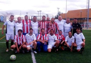 Los jugadores de ambos equipos posan juntos antes del encuentro