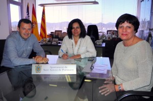 Joan Ribas, Pepita Gutiérrez y Marta Ribas, durant la signatura del conveni.