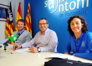 Kike Mas, Vicent Ribas y Nuria Jiménez, durante la presentación hoy en Sant Antoni de la regata.